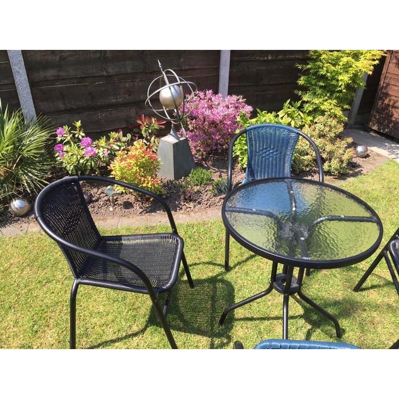 Bistro/patio set with 4 chairs