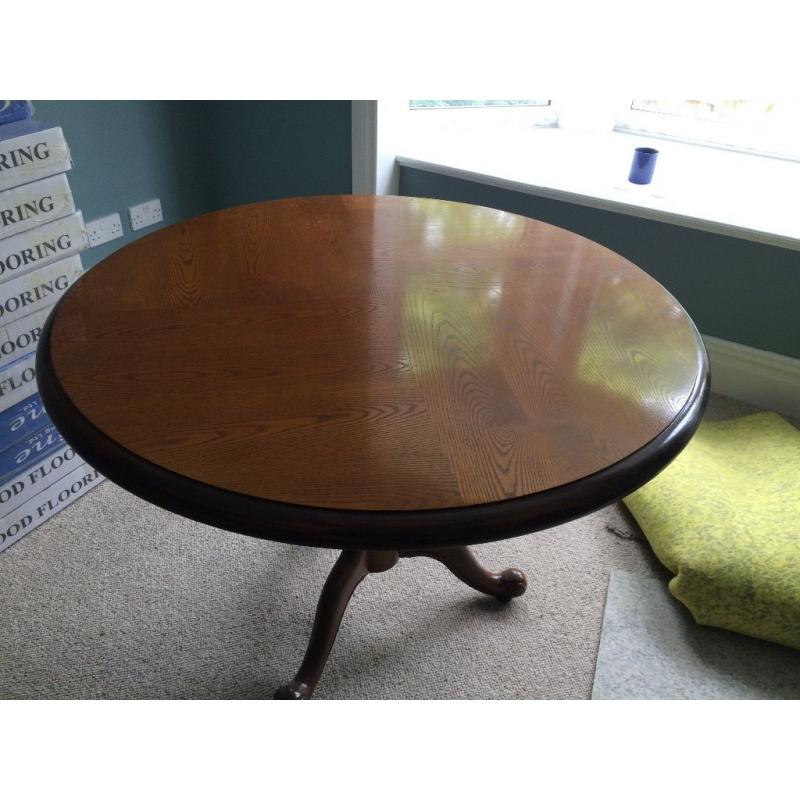 Occasional table / Dining table - Round with pedestal leg