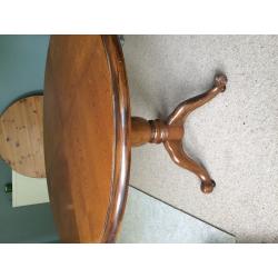 Occasional table / Dining table - Round with pedestal leg