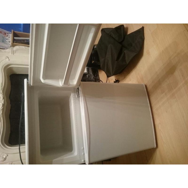 Free standing fridge freezer