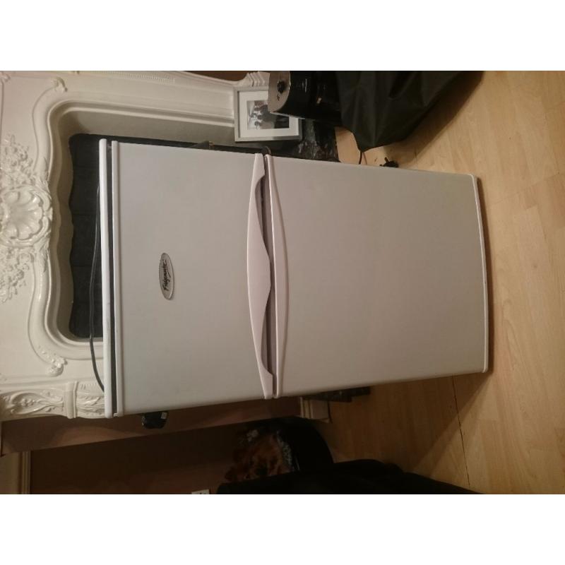 Free standing fridge freezer