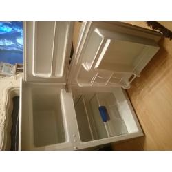 Free standing fridge freezer