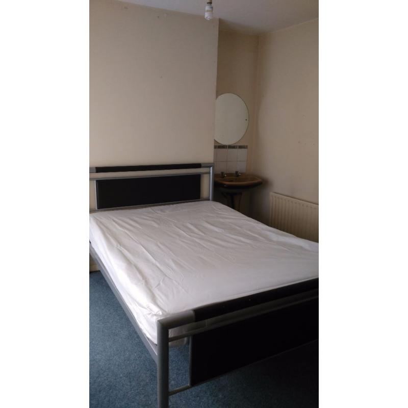 double room to rent on Dunluce Avenue