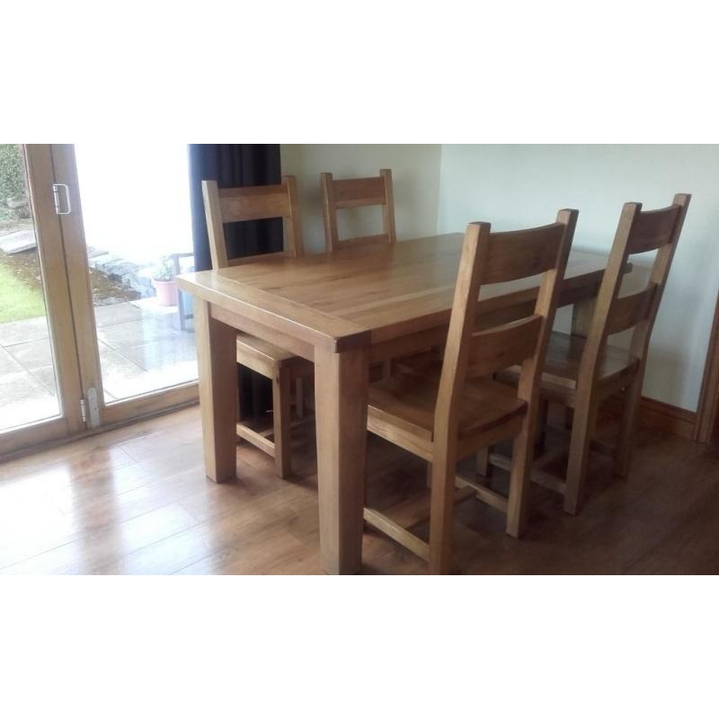 Oak dining table and chairs in very good condition