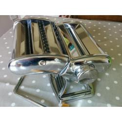 Pasta machine, nearly new