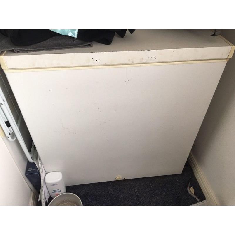 Chest freezer fully working needs a handle but opens without!