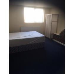 Large fully furnished room for rent off Smithdown !