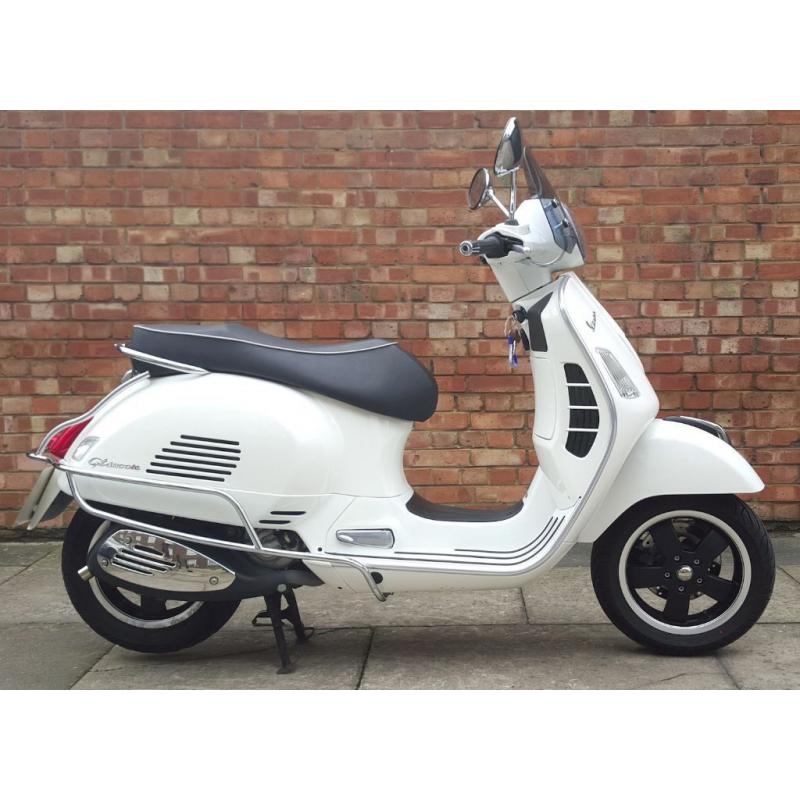 Vespa GTS 300, Immaculate condition ONLY 2255 miles