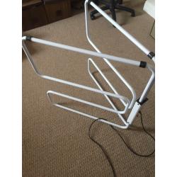 Heated clothes airer