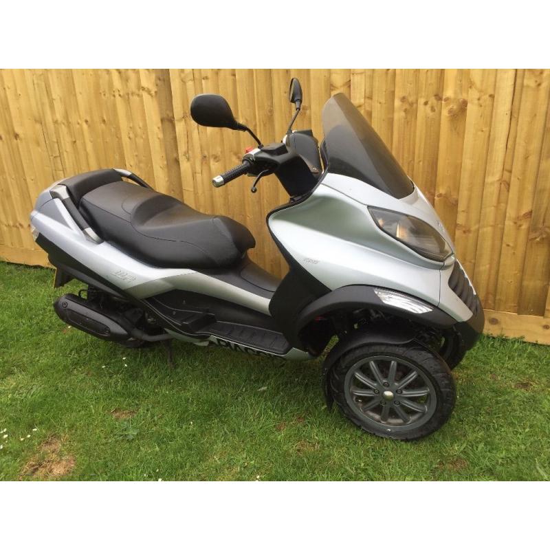 Piaggio MP3 125cc scooter moped stars runs and rides spares or repairs