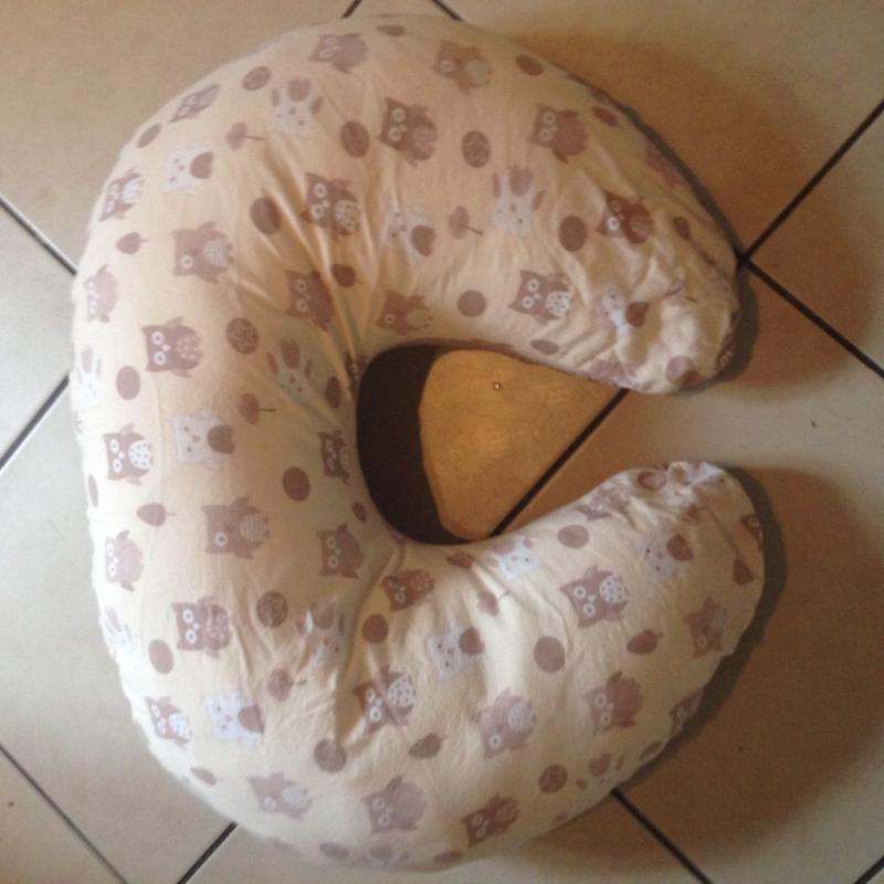 Dreamgenni owl print breastfeeding pillow hardly used.