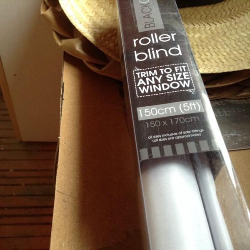 Blackout roller blind