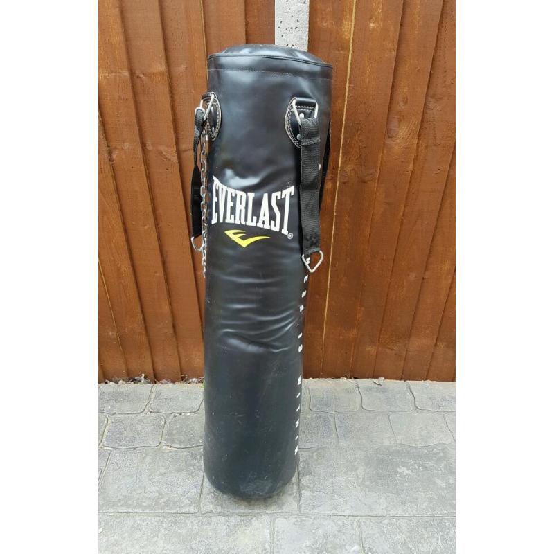 Full size boxing bag 115 cm high used twice excellent condition with bracket