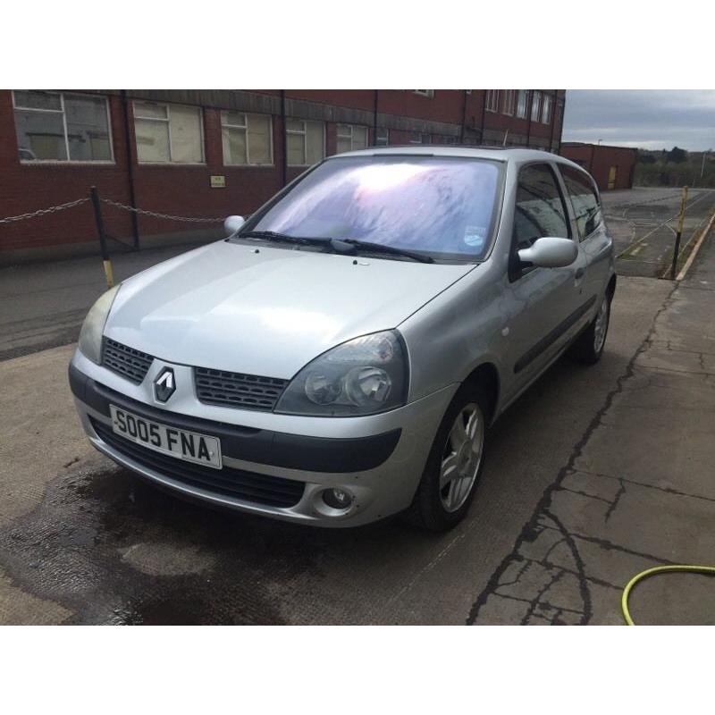 Bargain Renault Clio dynamique 1.2 16v petrol, full years MOT top spec