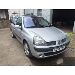 Bargain Renault Clio dynamique 1.2 16v petrol, full years MOT top spec