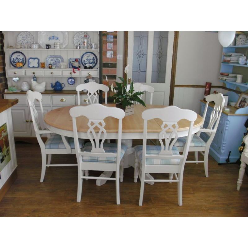 GORGEOUS DINING TABLE & 6 CHAIRS