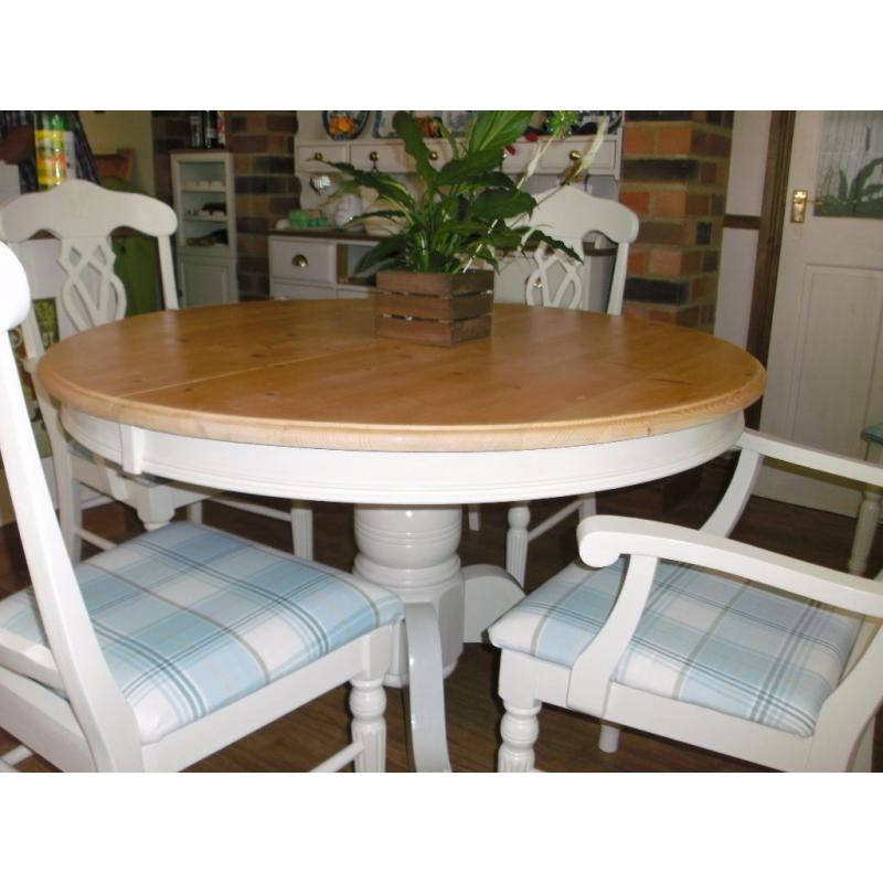 GORGEOUS DINING TABLE & 6 CHAIRS