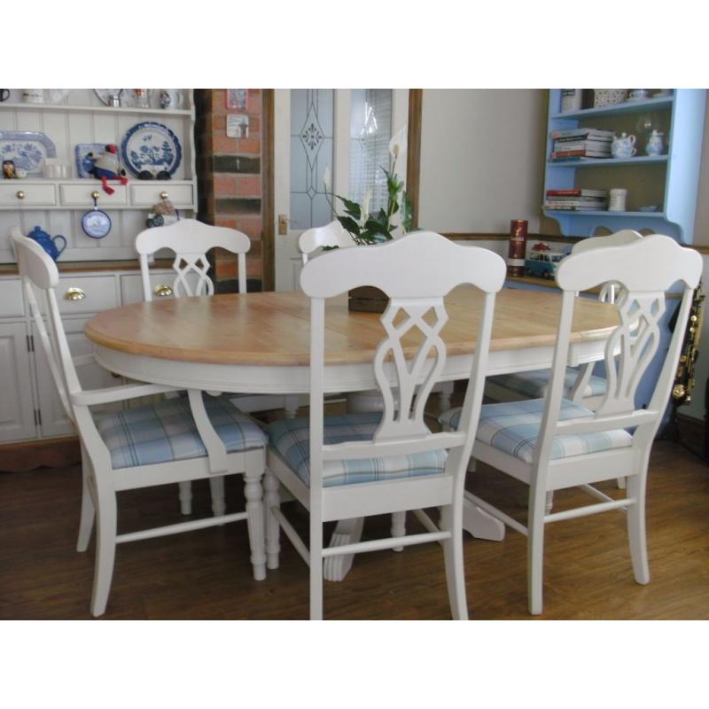 GORGEOUS DINING TABLE & 6 CHAIRS