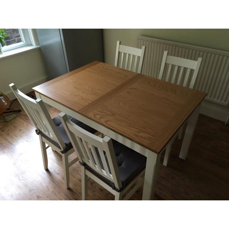 Extendable dining table and x 4 chairs in great condition