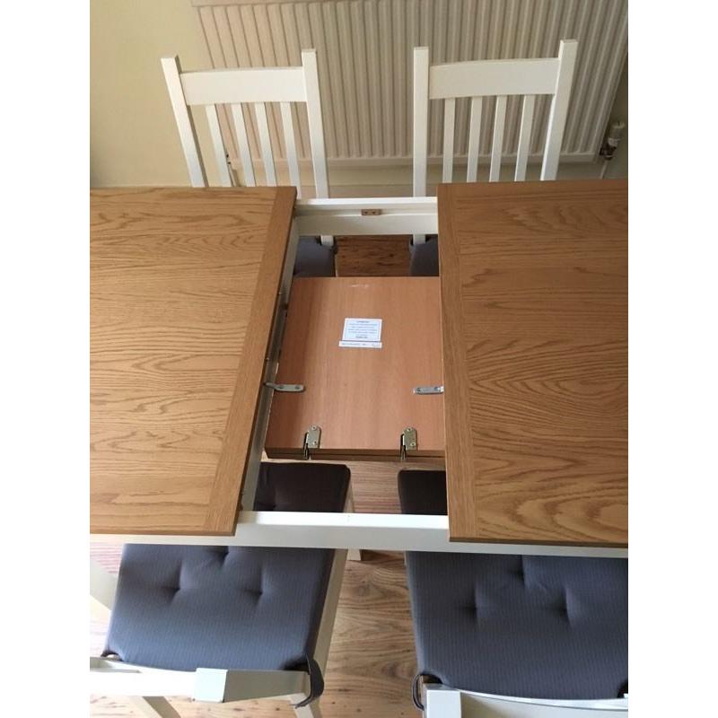 Extendable dining table and x 4 chairs in great condition