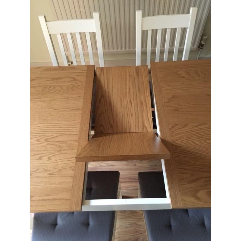 Extendable dining table and x 4 chairs in great condition