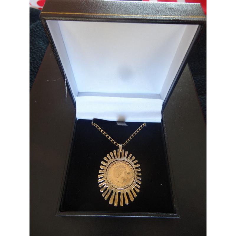 22CT GOLD 2001 SOVEREIGN COIN IN 9 CT GOLD FILIGREE PENDANT MOUNT AND 9ct GOLD CHAIN 26 "