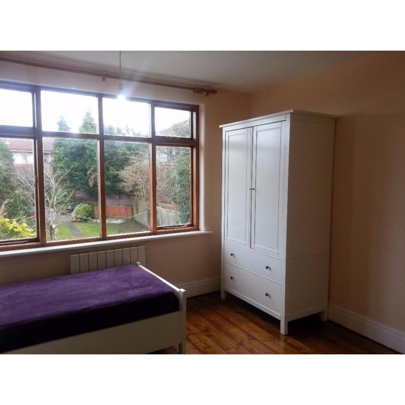 LARGE DOUBLE ROOM - BILLS INCLUDED, NO CONTRACT. ** SHORT TERM AVAILABLE NOW ** .