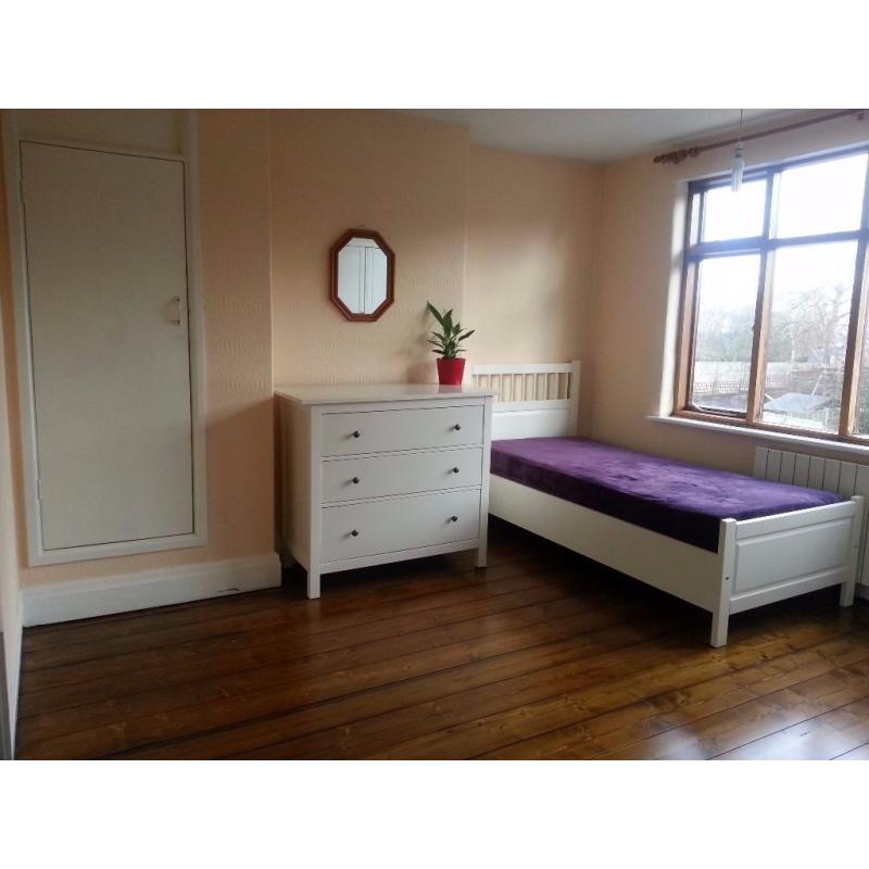 LARGE DOUBLE ROOM - BILLS INCLUDED, NO CONTRACT. ** SHORT TERM AVAILABLE NOW ** .