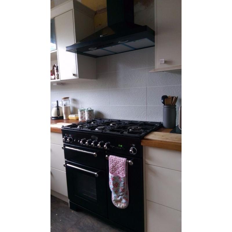 LARGE DOUBLE ROOM - BILLS INCLUDED, NO CONTRACT. ** SHORT TERM AVAILABLE NOW ** .