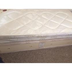 Great condition single bed with storage