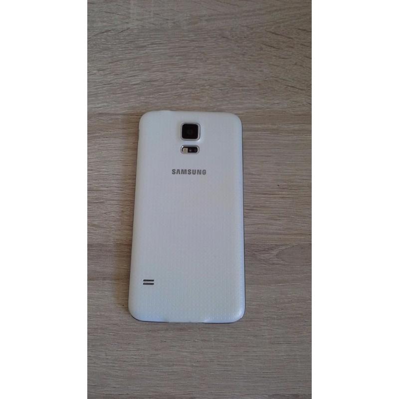 Samsung galaxy s5 in white. Amazing condition. Works perfectly. Charger port cover missing