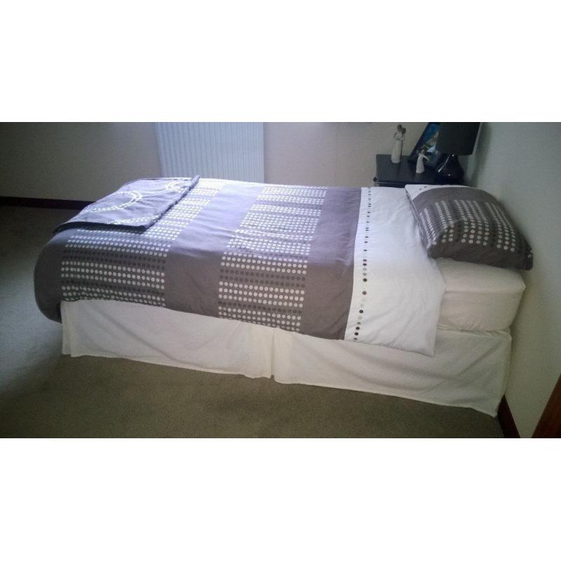 Single bed, with duvet, duvet covers, sheets, pillow, pillow cases, valance. As new. Lanark