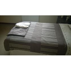 Single bed, with duvet, duvet covers, sheets, pillow, pillow cases, valance. As new. Lanark