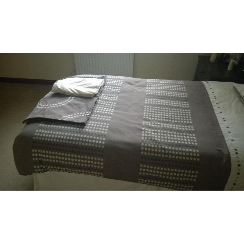 Single bed, with duvet, duvet covers, sheets, pillow, pillow cases, valance. As new. Lanark