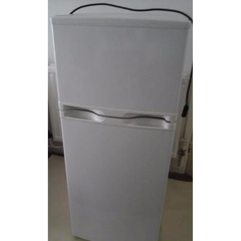 Freestanding white fridge freezer.