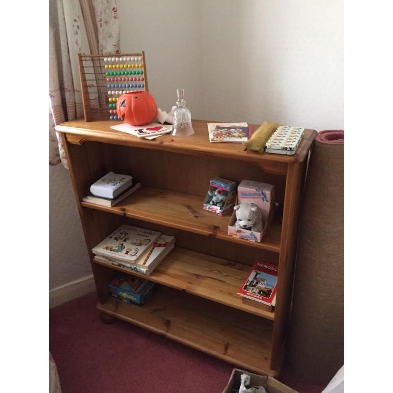 Honey pine bookcase in excellent condition