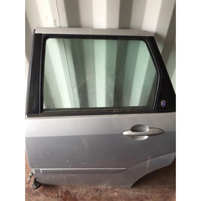 Ford Focus estate rear door passages side