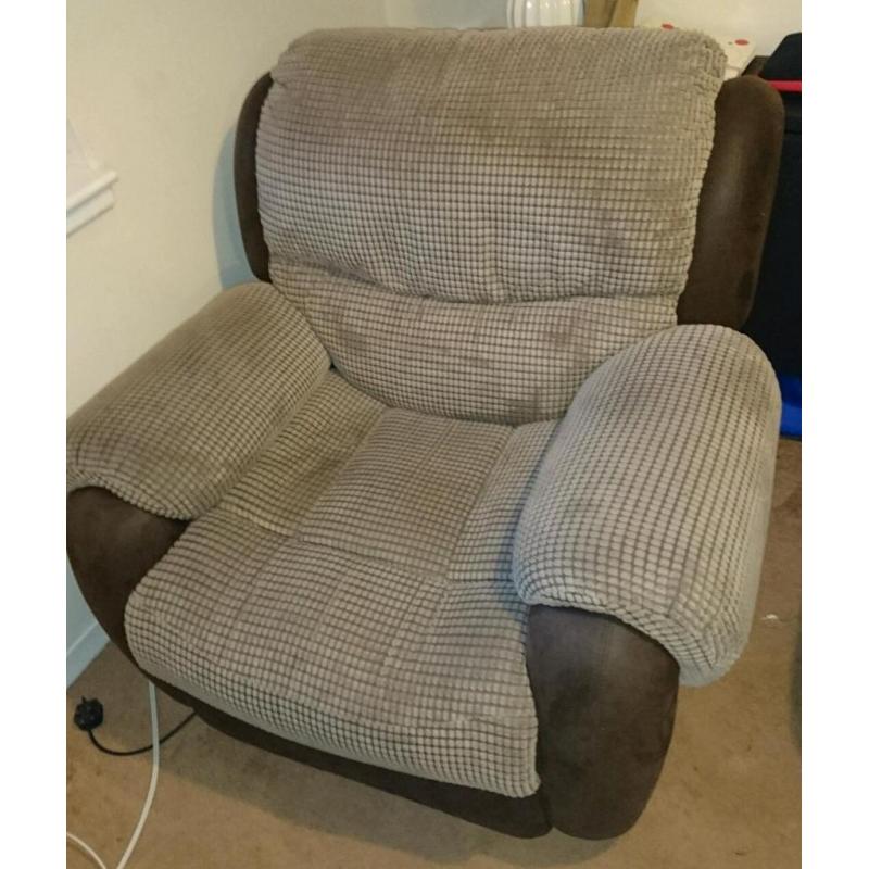 2x Brown recliner chairs