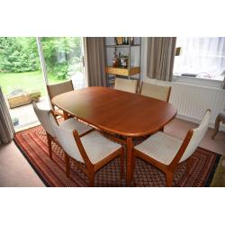 EXTENDING VINTAGE DANISH 1970'S TEAK DINING TABLE WITH 6 UPHOLSTERED DINING CHAIRS