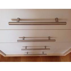 CHEST OF DRAWERS WHITE AND MAPLE EFFECT WITH STAINLESS STEEL ROD HANDLES IN VERY GOOD CONDITION