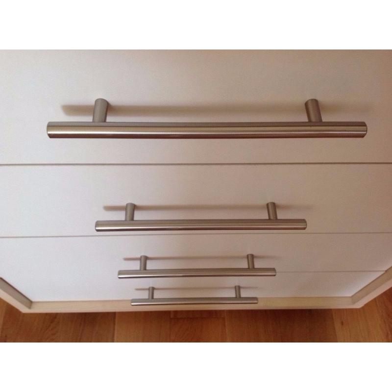 CHEST OF DRAWERS WHITE AND MAPLE EFFECT WITH STAINLESS STEEL ROD HANDLES IN VERY GOOD CONDITION