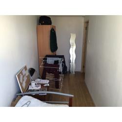 Large Single Room. 15 minutes Walk to Canada Water. Nice Apartment with Balcony. MUST SEE!!