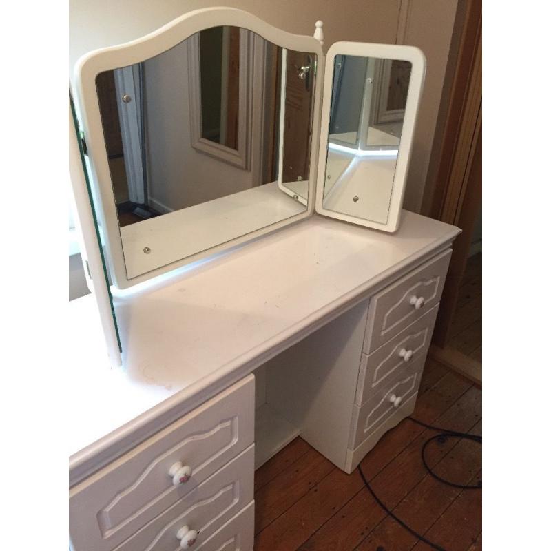 Bedside drawers & vanity desk for sale