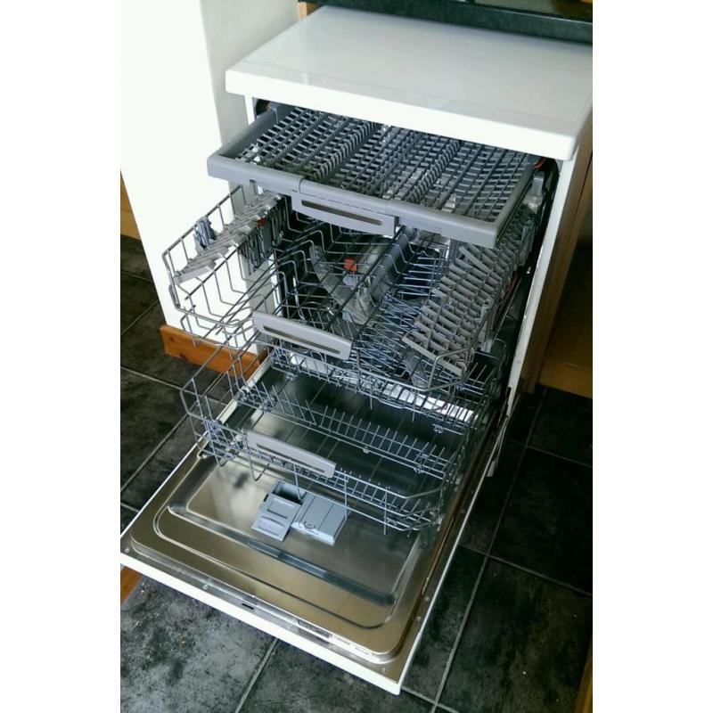 Hotpoint FDEF51110P Signature Freestanding Dishwasher,