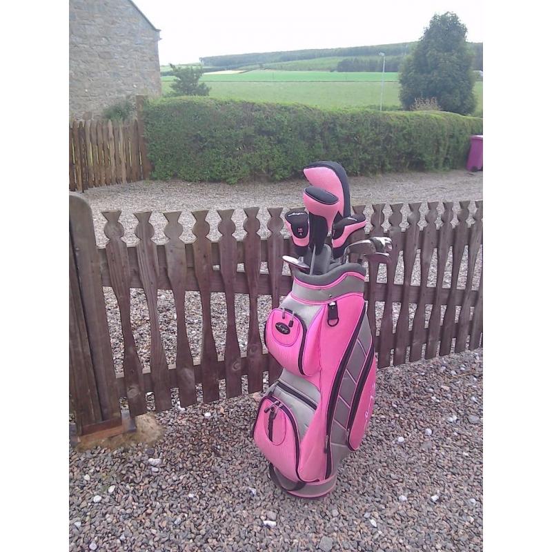 Ladies golf bag and clubs, as new, in pink.