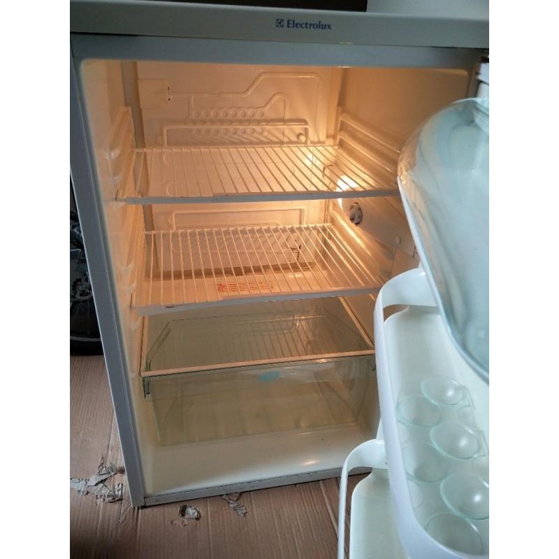 Partially working fridge (Parts or repair)