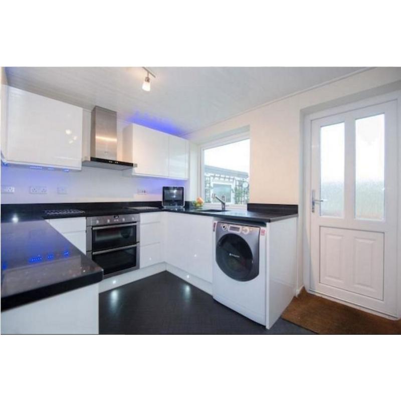 WREN Handleless white gloss kitchen (nearly new) *plus granite worktops*