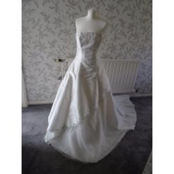 19=white lovel y wedding dress