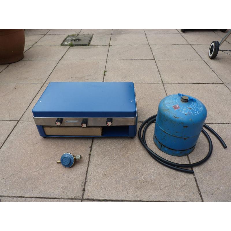 Camping stove with 2 burners and grill, gas bottle included.