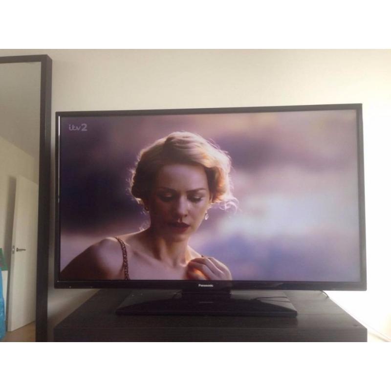 Panasonic TX-40C300B 1080p Full HD LED 40 Inch TV with Freeview HD (2015 Model)